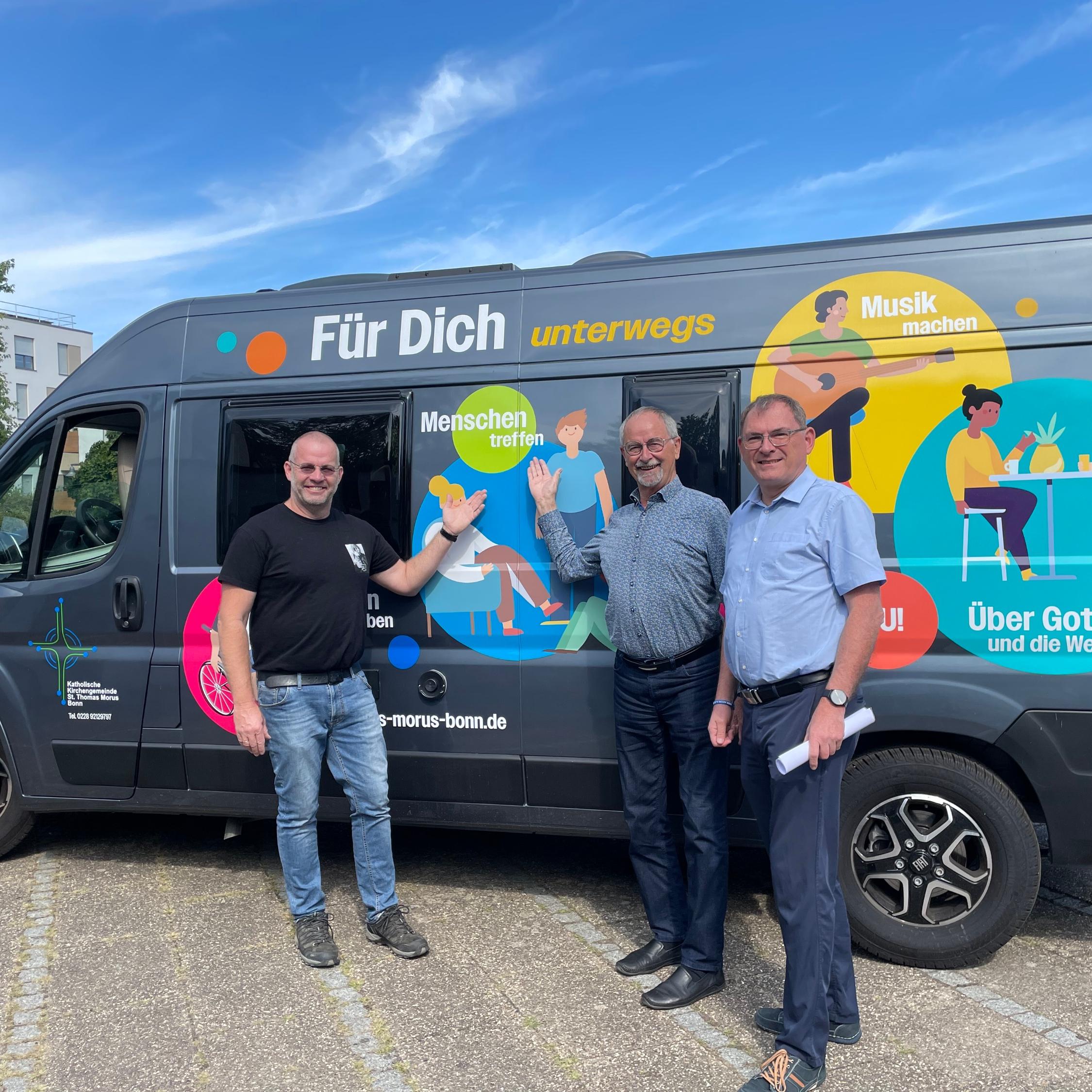 Personen auf dem Foto v.l.n.r.: Diakon Ralf Knoblauch, Helmut Stahl (Vorsitzender des Kuratoriums der caritas stiftung bonn) und Caritasdirektor Jean-Pierre Schneider.