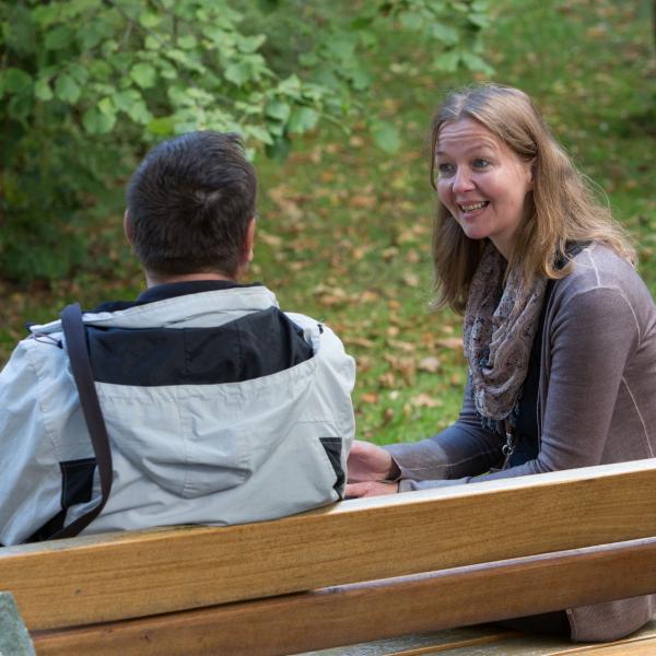 Besonders in der nassen und kalten Jahreszeit sind Obdachlose dankbar für Orte, an denen Sie sich aufwärmen können, nicht alleine sein müssen und eine warme Mahlzeit bekommen. Wir bieten an der City-Station warme Mahlzeiten, Getränke, Hygieneartikel und Kleidung an.