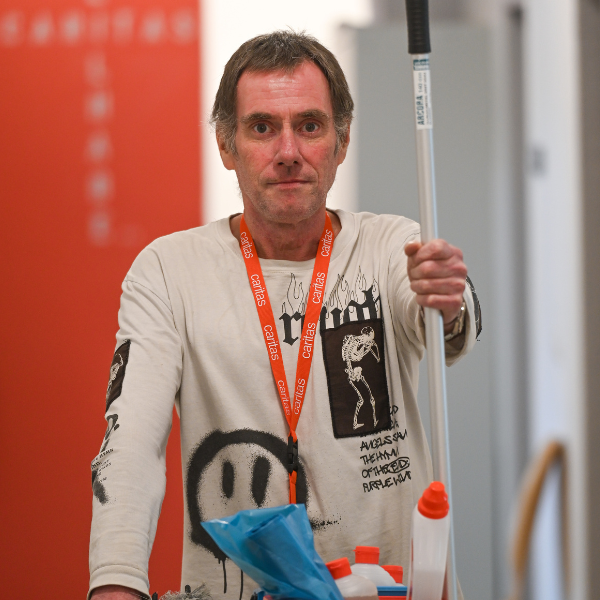 Stefan arbeitet heute im Reinigungsteam der Wohnungslosenhilfe der Caritas Bonn