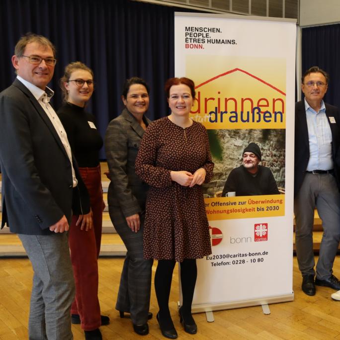 Gemeinsam gegen Wohnungslosigkeit: (v.l.) Caritasdirektor Jean-Pierre Schneider, Helena Marx und Munirae Gharevi von der Geschäftsstelle der Offensive, Oberbürgermeisterin Katja Dörner, Gerhard Roden vom Fachbereich Wohnungslosigkeit der Caritas, Sozialamtsleiterin Anja Ramos, Sozialdezernentin Carolin Krause, Abteilungsleiter Sozialamt Peter Tilgen und VfG-Geschäftsführerin Nelly Grunwald.