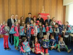 Vertreter von Caritas und Diakonie, die ROBIN GOOD-Paten Bettina Neusser und Dr. Gert Mittring sowie Vertreter von ergobag und Carthaus freuen sich, dem Kinderrat der OGSen Donatus und Holzlar stellvertretend für die Kinder aus sozial benachteiligten Familien die Schul-Rucksäcke zu übergeben. Vertreter von Caritas und Diakonie, die ROBIN GOOD-Paten Bettina Neusser und Dr. Gert Mittring sowie Vertreter von ergobag und Carthaus freuen sich, dem Kinderrat der OGSen Donatus und Holzlar stellvertretend für die Kinder aus sozial benachteiligten Familien die Schul-Rucksäcke zu übergeben.