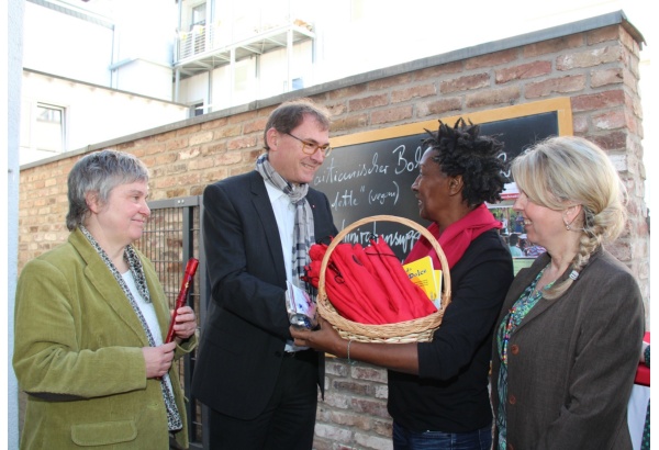 Caritasdirektor Jean-Pierre Schneider überreicht Claudette Coulange gespendete Flöten für ihr Projekt