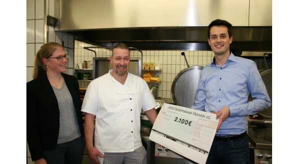 Küchenchef Volker Hermann freut sich mit Sebastian Stiewe, Leiter Citypastoral und Barbara Ritter vom Stadtdekanat über die Unterstützung Küchenchef Volker Hermann freut sich mit Sebastian Stiewe, Leiter Citypastoral und Barbara Ritter vom Stadtdekanat über die Unterstützung