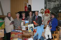 Der%20Nikolaus%20(Heinz%20Meyer,%20Kolpingfamilie)%20%C3%BCberreichte%20im%20Beisein%20von%20Caritasvorstand%20Karl%20Wilhelm%20Starcke%20und%20Einrichtungsleiterin%20Marion%20Hoffmeister-Ecke%20(r.)%20Sachspenden%20f%C3%BCr%20den%20esperanza%20Kinderladen%20stellvertretend%20an%20vier%20ehrenamtliche%20Mitarbeiterinnen. Der%20Nikolaus%20(Heinz%20Meyer,%20Kolpingfamilie)%20%C3%BCberreichte%20im%20Beisein%20von%20Caritasvorstand%20Karl%20Wilhelm%20Starcke%20und%20Einrichtungsleiterin%20Marion%20Hoffmeister-Ecke%20(r.)%20Sachspenden%20f%C3%BCr%20den%20esperanza%20Kinderladen%20stellvertretend%20an%20vier%20ehrenamtliche%20Mitarbeiterinnen.