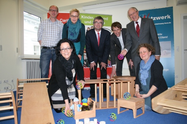 Stehend von links: Frank Schallenberg, Trägervertreter Deutscher Kinderschutzbund OV Bonn e.V.;Evelyn Fischer, Trägervertreterin Werkstatt Friedenserziehung, Herbert Spoelgen, Lieselotte-Peipers-Stiftung, Dr. Johannes Sabel, Trägervertreter Katholisches Bildungswerk Bonn, Karl Wilhelm Starcke, Vorstand Caritasverband, vorne: Heidi Klose, Trägervertreterin Caritasverband, Andrea Kästner, Fachberaterin Kindertagespflege im Netzwerk Kinderbetreuung in Familien Stehend von links: Frank Schallenberg, Trägervertreter Deutscher Kinderschutzbund OV Bonn e.V.;Evelyn Fischer, Trägervertreterin Werkstatt Friedenserziehung, Herbert Spoelgen, Lieselotte-Peipers-Stiftung, Dr. Johannes Sabel, Trägervertreter Katholisches Bildungswerk Bonn, Karl Wilhelm Starcke, Vorstand Caritasverband, vorne: Heidi Klose, Trägervertreterin Caritasverband, Andrea Kästner, Fachberaterin Kindertagespflege im Netzwerk Kinderbetreuung in Familien