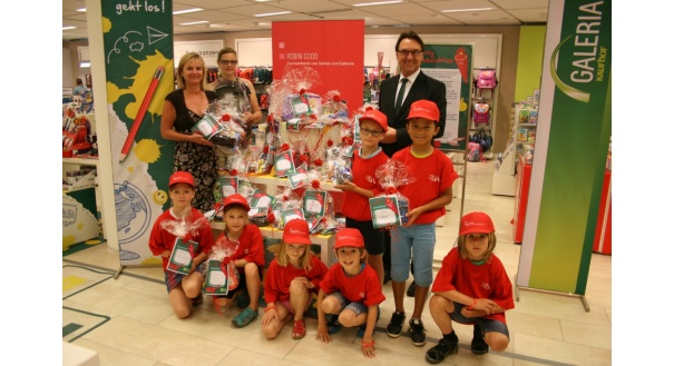 Kinder als Botschafter von ROBIN GOOD bedanken sich im Namen aller beschenkten Kinder bei Vertretern von Caritas, Diakonie und der Galeria Kaufhof