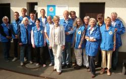 Leiterin%20der%20Bahnhofsmission%20Grit%20de%20Boer%20mit%20ihrem%20Team%20Ehrenamtlicher Leiterin%20der%20Bahnhofsmission%20Grit%20de%20Boer%20mit%20ihrem%20Team%20Ehrenamtlicher