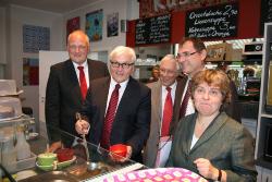 SPD-Fraktionsvorsitzender Frank-Walter Steinmeier besucht gemeinsam mit dem Bundestagsabgeordneten Ulrich Kelber die KostBar in der Riesstraße. Projektleiterin Anita Schönenberg freute sich über den Besuch aus Berlin genauso wie Caritasdirektor Jean-Pierre Schneider (2.v.l.) und Caritasvorstand Karl Wilhelm Starcke SPD-Fraktionsvorsitzender Frank-Walter Steinmeier besucht gemeinsam mit dem Bundestagsabgeordneten Ulrich Kelber die KostBar in der Riesstraße. Projektleiterin Anita Schönenberg freute sich über den Besuch aus Berlin genauso wie Caritasdirektor Jean-Pierre Schneider (2.v.l.) und Caritasvorstand Karl Wilhelm Starcke